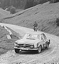 Eugen Böhringer und Klaus Kaiser auf Mercedes-Benz 230 SL sind die Sieger der Rallye Lüttich - Sofia - Lüttich, 1962.